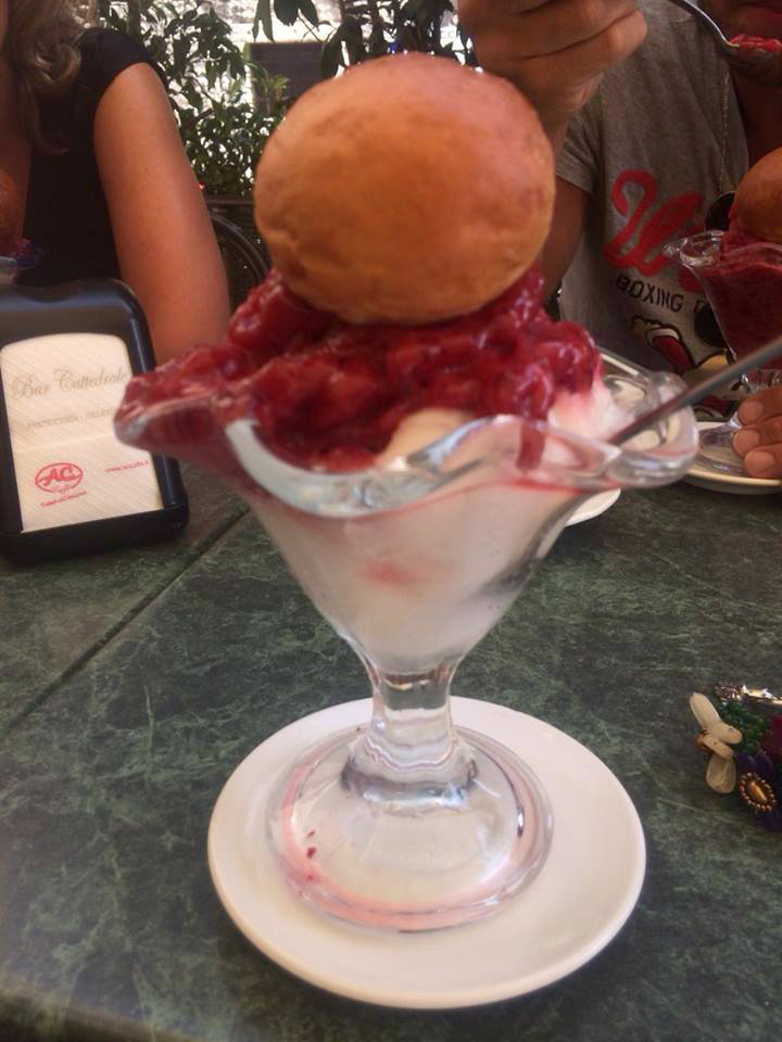 famosissima a Gerace è la granita del Bar Il Tocco, proprio nella piazza principale, alle more di gelso da non perdere, lo ammetto siamo stati a Gerace poprio perché dovevamo provare QUESTA famosa granita, e grazie a lei abbiamo scoperto un posto meraviglioso!